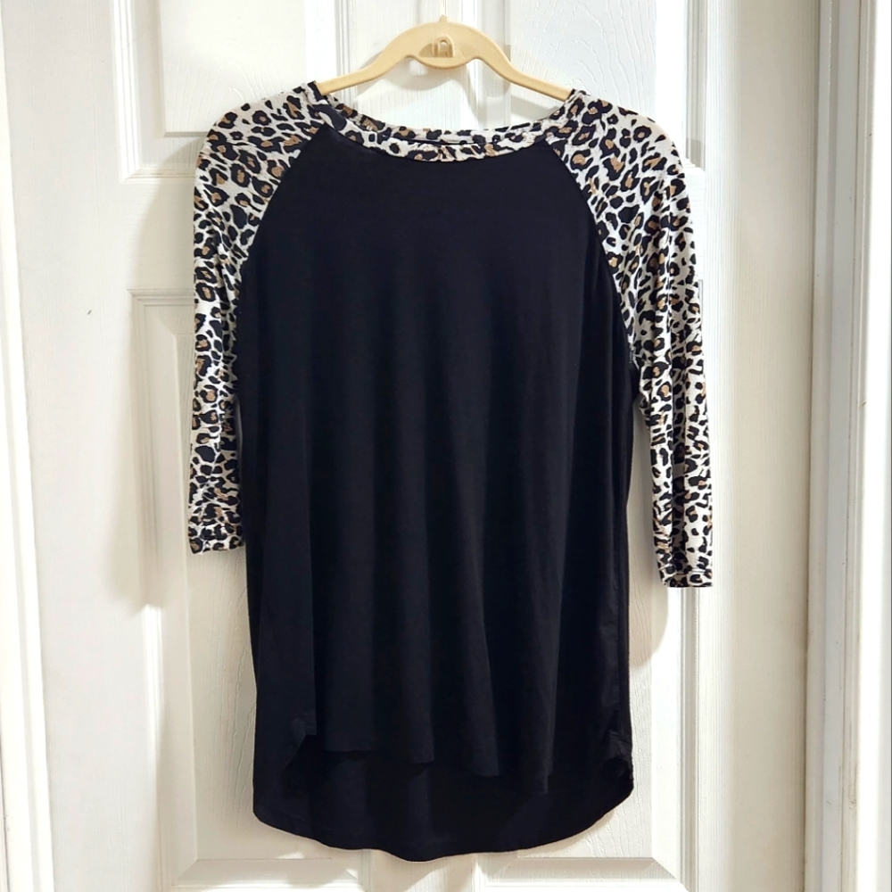 Three Quarter Sleeve Animal Print Raglan Top - M
